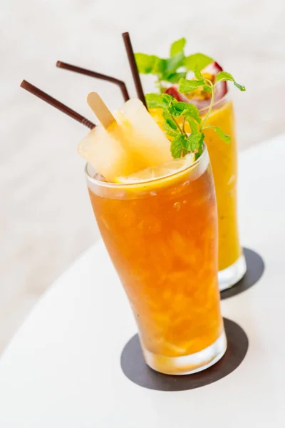 Cocktail-uri cu gheata care beau sticla cu plaja si mare — Fotografie, imagine de stoc