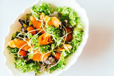 Taze sebze salatası - sağlıklı gıda tarzı ile somon füme