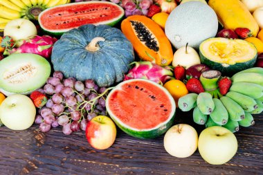 Kopya alanı - sağlıklı gıda kavramı ile ahşap arka plan üzerinde çeşitli ve karışık meyve