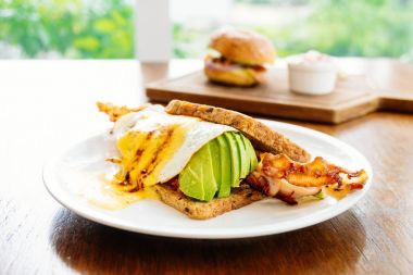 Avokado bacon ve kuşkonmaz ile sandviç