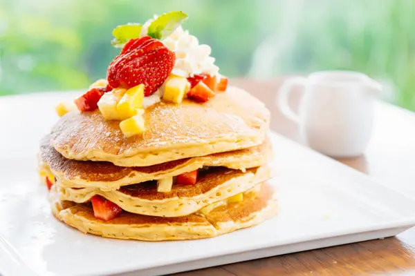 Stack av pannkaka med jordgubbe på toppen — Stockfoto