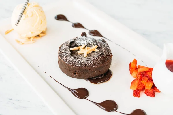 Słodki deser z lawy czekoladowe ciasto i lody — Zdjęcie stockowe