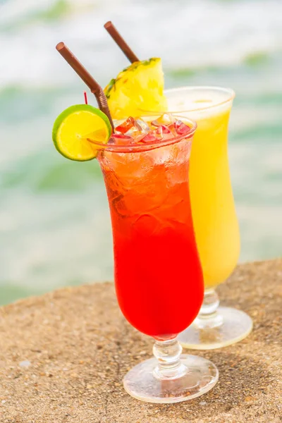 Eiscocktails Trinkglas mit Meer und Strand — Stockfoto