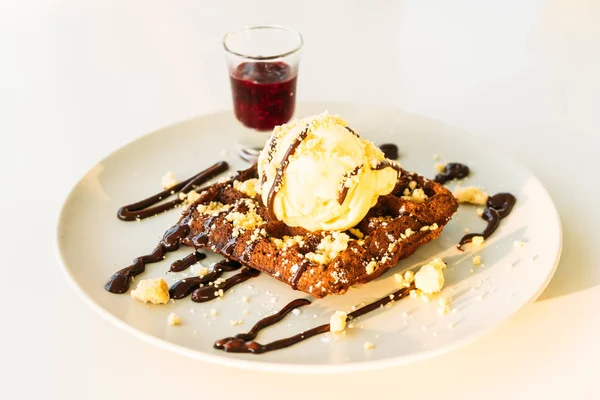 Sweet dessert Chocolate waffle with ice cream — Stock Photo, Image