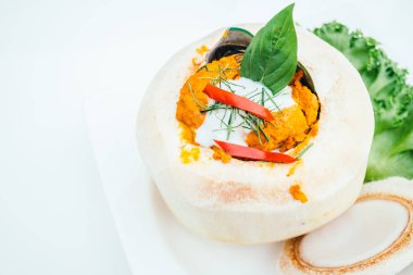 Körili balık ve karışık deniz ürünleri Hindistan cevizi - Tay gıda tarzı buğulama