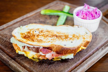 Pastırma ve yumurta ahşap tepsi ile sandviç