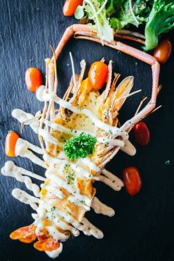 Izgara büyük karides veya siyah tepsisindeki soslu karides