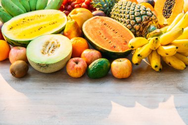 Elma muz portakal ve diğer karışık meyve