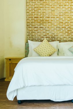 Yatak odasının iç tarafında yastık ve yatak dekorasyonu.