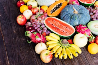 Kopya alanı - sağlıklı gıda kavramı ile ahşap arka plan üzerinde çeşitli ve karışık meyve