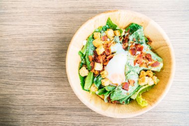 Sezar'ın sebze salatası ahşap kase - sağlıklı gıda tarzı