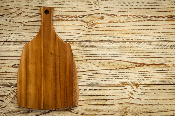 Tabla Cortar Madera Sobre Fondo Madera Con Espacio Copia —  Fotos de Stock