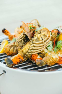 Izgara deniz ürünleri karides ile kalamar kabuk ve diğer karışık