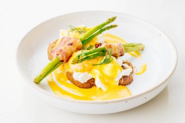 Pastırmalı yumurta benedict kuşkonmaz twist