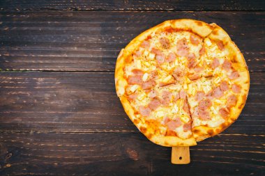 ahşap zemin üzerinde Hawai pizza