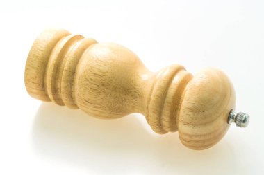 Biber ve tuz değirmen ve beyaz arka plan üzerinde izole shaker