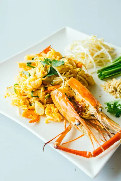 Pad thajské nudle s obří krevetou — Stock fotografie