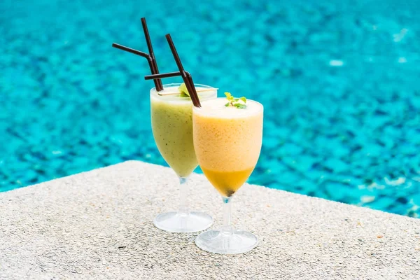 Smoothies Frutas Geladas Com Fundo Piscina — Fotografia de Stock