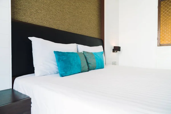 Подушка на кровати украшения в интерьере спальни — стоковое фото