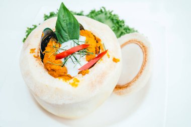 Körili balık ve karışık deniz ürünleri Hindistan cevizi - Tay gıda tarzı buğulama