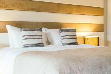 Yatak odasının iç tarafında yastık ve yatak dekorasyonu.