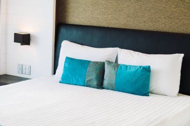 Yatak odasının iç tarafında yastık ve yatak dekorasyonu.