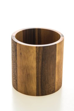 Tahta kase beyaz arka planda izole edilmiş.