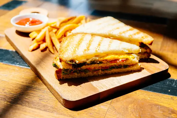 Club Sandwich Mit Pommes Und Tomatensauce — Stockfoto