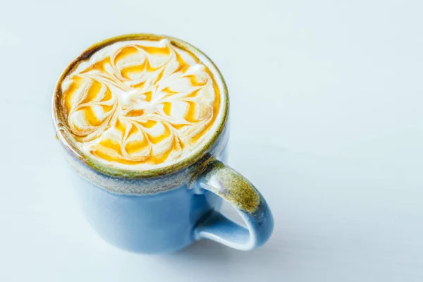 Heiße Latte Caramel Macchiato Tasse Auf Holztisch — Stockfoto
