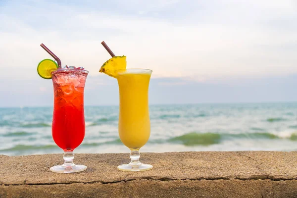 Iced cocktails drinken van glas met zee en strand — Stockfoto