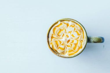 Sıcak latte karamel macchiato Kupası ahşap tablo