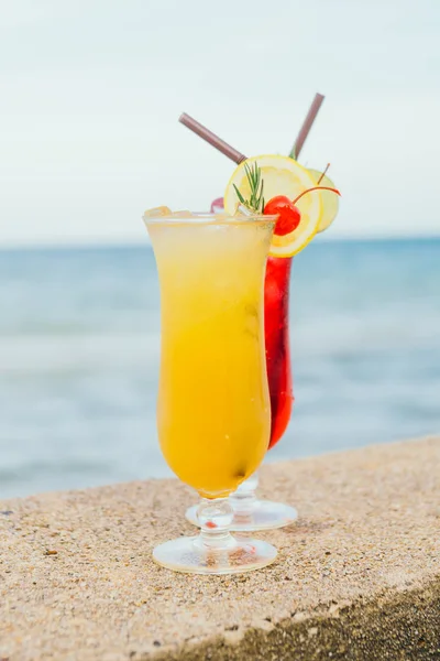 Iced cocktails drinken van glas met strand en zee — Stockfoto