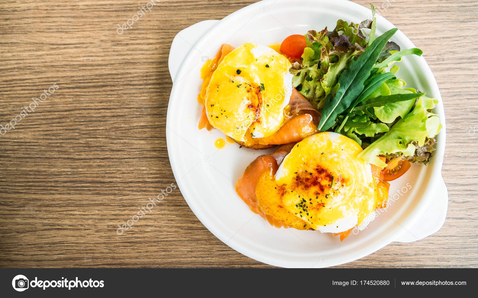 Яйца, запеченные с копченным лососем, сыром и рукколой Яйца, запеченные с копченным лососем, сыром и рукколой