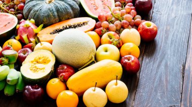 Kopya alanı - sağlıklı gıda kavramı ile ahşap arka plan üzerinde çeşitli ve karışık meyve