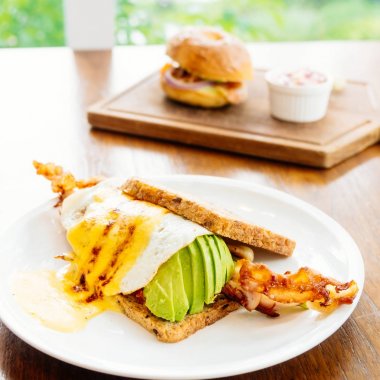 Avokado bacon ve kuşkonmaz ile sandviç