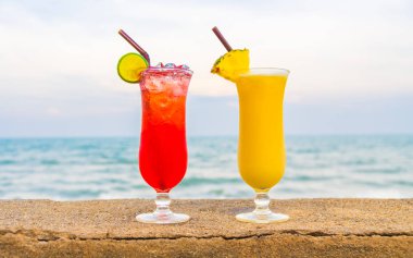 Deniz ve sahil ile bardak içme buzlu kokteyller