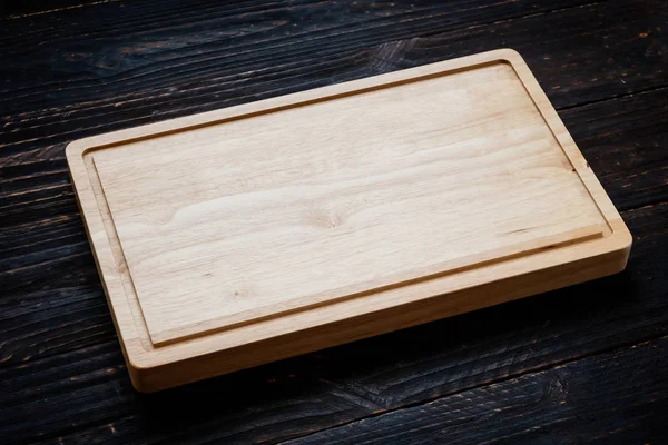 Tabla Cortar Madera Sobre Fondo Madera Con Espacio Copia —  Fotos de Stock