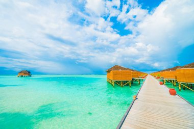 Güzel tropikal plaj ve su bungalov üzerinde Maldivler Island - mavi gökyüzü ile alttan yukarıya ittirmek renk işleme