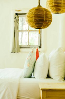 Yatak odasının iç tarafında yastık ve yatak dekorasyonu.