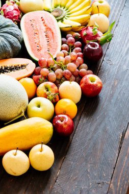 Kopya alanı - sağlıklı gıda kavramı ile ahşap arka plan üzerinde çeşitli ve karışık meyve