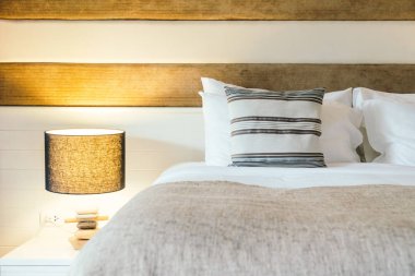 Yatak odasının iç tarafında yastık ve yatak dekorasyonu.