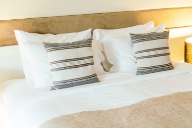 Yatak odasının iç tarafında yastık ve yatak dekorasyonu.