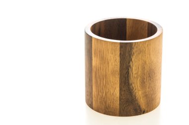 Tahta kase beyaz arka planda izole edilmiş.