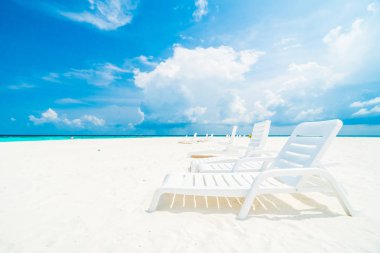 Şemsiye ve güzel tropikal plaj ve deniz otel resort Maldivler Island - çevresinde sandalyeye artırmak renk işleme