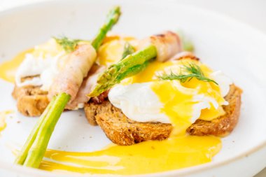 Pastırmalı yumurta benedict kuşkonmaz twist