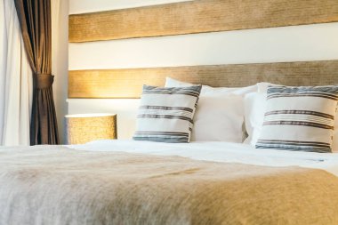 Yatak odasının iç tarafında yastık ve yatak dekorasyonu.