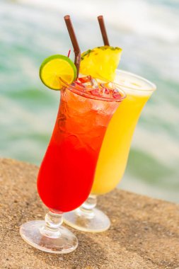 Deniz ve sahil ile bardak içme buzlu kokteyller