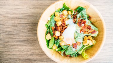 Sezar'ın sebze salatası ahşap kase - sağlıklı gıda tarzı