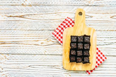 Şekerli tatlı çikolata kek kek üzerine ahşap kesme tahtası - filtre işleme ile