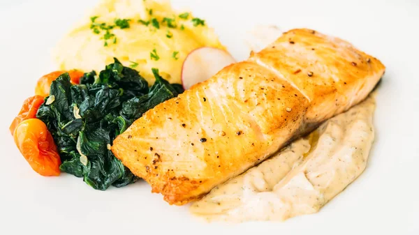 Стейк филе лосося на гриле с овощами и соусом — стоковое фото